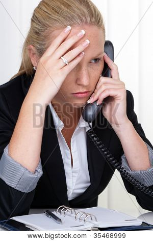 una donna frustrata ha telefonato all'ufficio. lo stress e la tensione di lavoro.