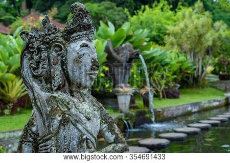 Traditionnal statue of Balin in Indonesia