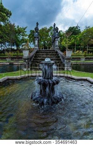 Traditionnal statue of Balin in Indonesia