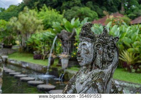 Traditionnal statue of Balin in Indonesia