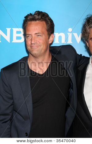 Los Angeles jul 24: Matthew Perry kommt bei der Nbc Tca Sommer 2012 Press Tour am Beverly Hilton