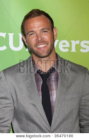ロサンゼルス発 - 7 月 24 日: NBC TCA 夏 2012年プレスツアー ビバリー Hil で到着エルネスト ・桃