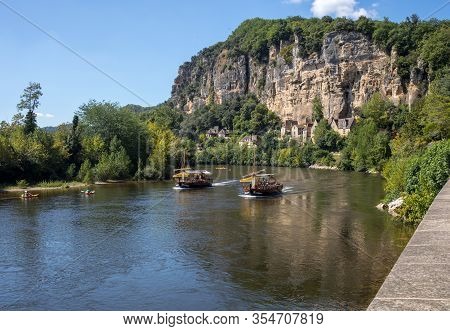 La Roque-gageac, Dordogne, France - September 7, 2018: Canoeing And Tourist Boat, In French Called G