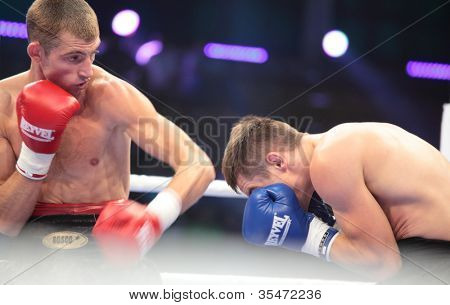 ODESSA, Ucraina - 21 luglio: Combattere Valentyn Holovko (a sinistra) vs Dmytro Bohachuk a Odessa, in Ucraina, a Ju