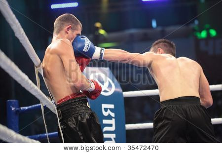 ODESSA, Ucraina - 21 luglio: Combattere Valentyn Holovko (a sinistra) vs Dmytro Bohachuk a Odessa, in Ucraina, a Ju