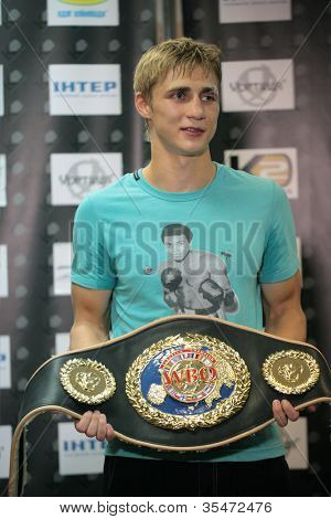 ODESSA, UKRAINE - 21 juli: Alexander Spirko med WBO europæiske lys mellemvægt bælte i Odessa