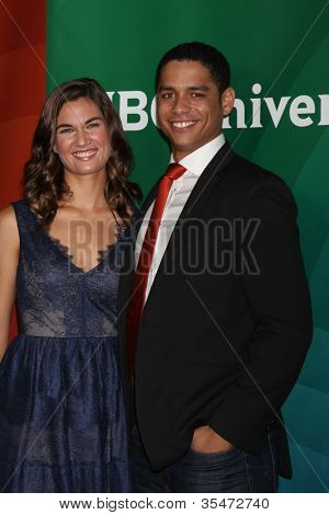 LOS ANGELES - 24 JUL: Teri Reeves, Charlie Barnett arrive à la tournée de presse de NBC TCA Eté 2012 à