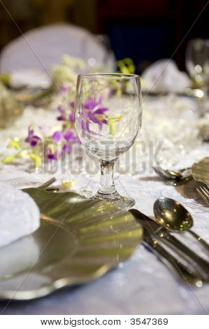Ajuste de la tabla romántica suave para boda