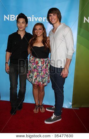 LOS ANGELES - JUL 25: Abraham Lim, Josef Bayramuglu, Blake Jenner dorazí na NBC Universal Cabl