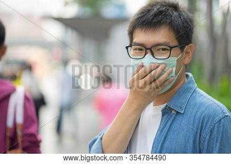Handsomeman Wearing Face Mask Protect Filter Against Air Pollution (pm2.5) Or Wear N95 Mask. Protect