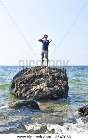 Uomo bloccati su una roccia nell'oceano
