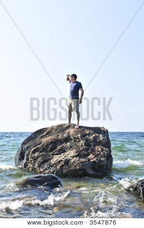 Uomo bloccati su una roccia nell'oceano