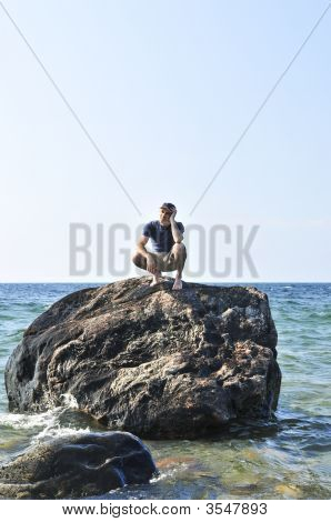 Uomo bloccati su una roccia nell'oceano