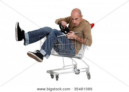 Homme assis dans le chariot avec le volant