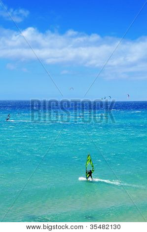 Windsurfingu a kitesurfingu v pláž Sotavento v Fuerteventura, Kanárské ostrovy, Španělsko
