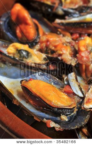zbliżenie z płyty z mejillones La marinera, hiszpański małże w sosie marinara