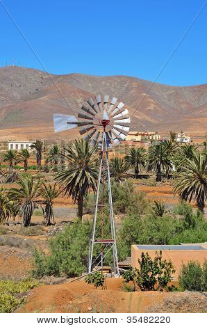 ภูมิทัศน์ของแอนติกา ในตู้ บาสก์ สเปน กับ windpump ในเบื้องหน้า