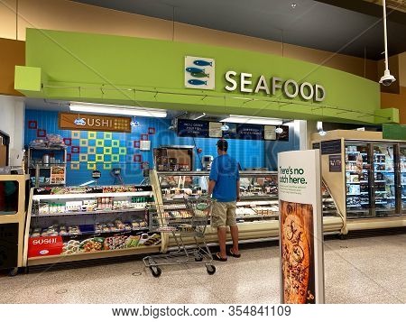 Orlando, Fl/usa-3/7/20: The Seafood Department Of A Publix Grocery Store With An Employee Waiting On