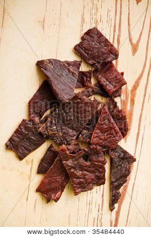 gustosa carne secca sul tavolo della cucina