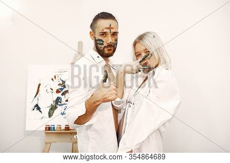 Elegant Couplel Draws In An Art Studio