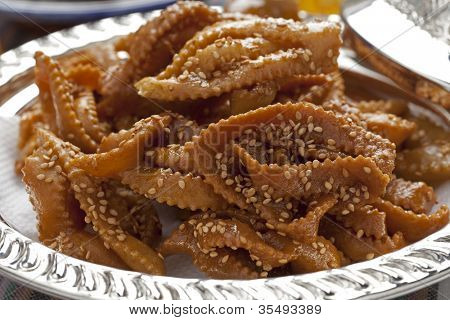  อบคุกกี้น้ำผึ้ง Chebakia กับงาในชามโลหะสำหรับเวลาของเดือนรอมฎอน