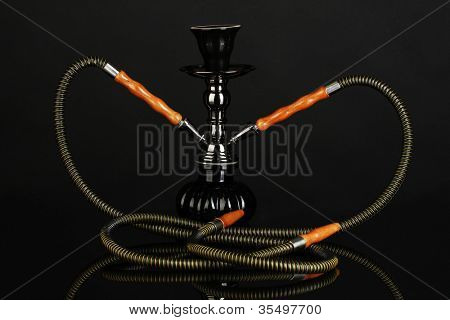 검은 바탕에 절연 물 담 뱃 대