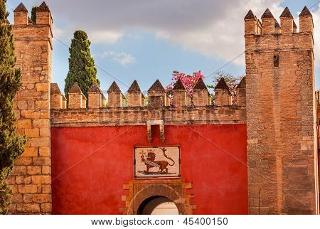 Palazzo reale rosso davanti cancello Alcazar Siviglia Spagna