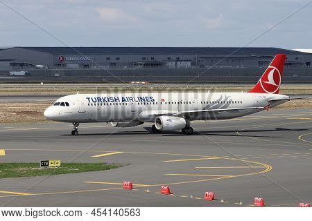 Istanbul, Turkey - October 05, 2021: Turkish Airlines Airbus A321-231 (cn 5388) Landing To Istanbul 