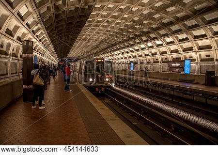 Washington, D.c. April 2, 2022, Washington Metro Subway Train Arriving In A Station With Passengers 