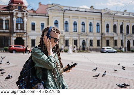 City Summer Vacation, Urban Trip With Audio Guide. Audio Tours And Exploring New Places. Hipster Wom