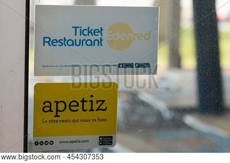 Bordeaux , Aquitaine  France - 05 01 2022 : Ticket Restaurant Edenred Brand Apetiz Logo And Text Sig