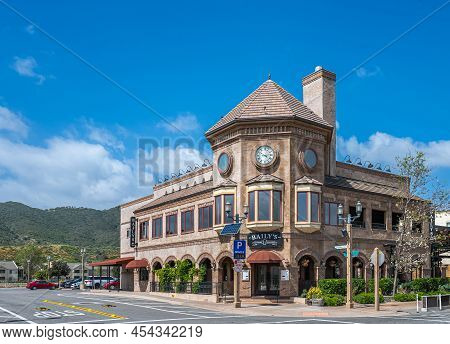 Temecula, Ca, Usa - April 11, 2022: Old Town Neighborhood. Beige Stone Bailys Restaurant And Nightcl