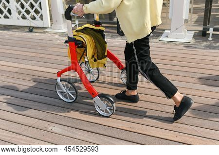 Wheeled Walkers For The Elderly Four Wheel Walker Rollator