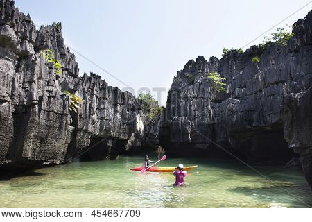 Thai People And Foreign Travelers Paddle Canoe Boat In Sea Ocean And Travel Visit In Ko Khao Yai Sto