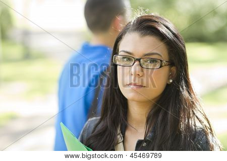 Student kobiet noszenie okularów