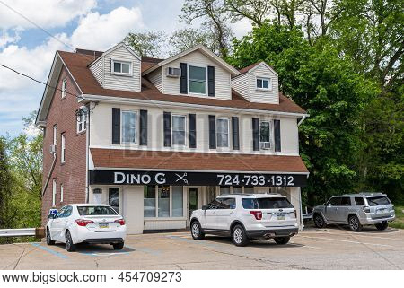 Monroeville, Pennsylvania, Usa May 14, 2022 A Multi Floor Building With A Beauty Salon On The First 