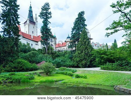 Slottet Pruhonice eller Pruhonicky Zamek sommer se (Prag, Tjekkiet)