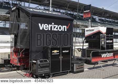 Indianapolis - Circa May 2022: Verizon And Its 5g Logo On Indycar Sponsored Equipment. Verizon Deliv