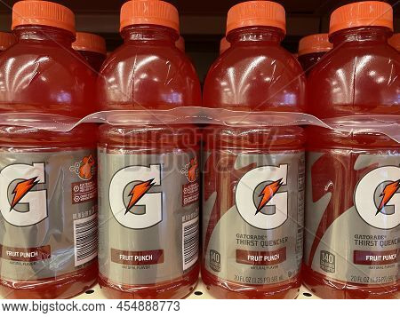 Grovetown, Ga Usa - 05 10 22: Retail Store Gatorade Fruit Punch 8 Pack