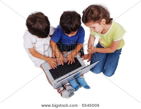 Kinder Aktivitäten auf Laptop isoliert in weiß