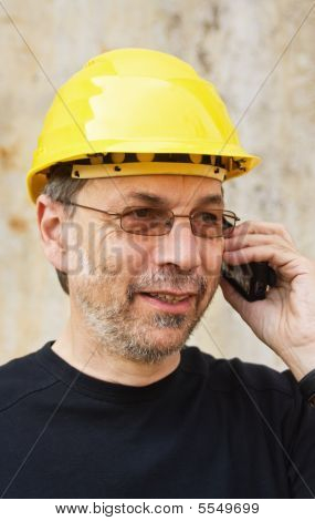 Travailleur en casque jaune
