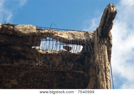 Ødelagt bygning, Debris.