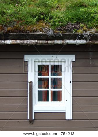 Norský dům s trávou na střeše