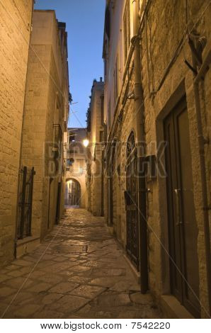 Alej v noci. Giovinazzo. Apulie.