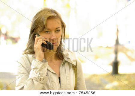Vrouw bellen via de telefoon