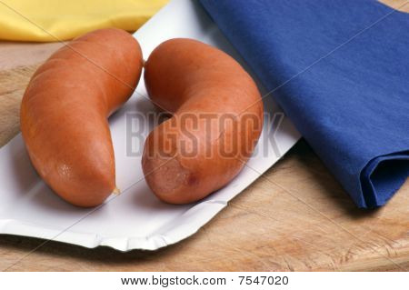 ไส้กรอก หรือที่เรียกว่า Knackwurst บนกระดาษแผ่น