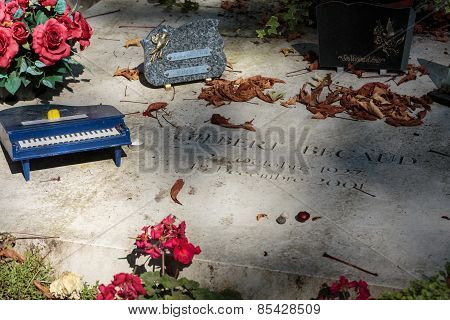 Gilbert Becaud grave