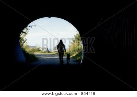 niña con perro en túnel