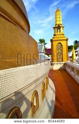 Gold    Temple   In   Bangkok  Thailand Incision Of