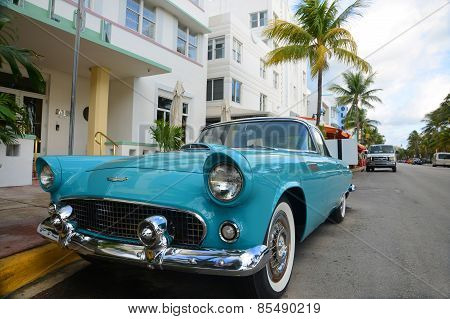 MIAMI - DEC 24, 2012: 1957 Ford Thunderbird in front of Art Deco style Avalon Hotel in Miami Beach in Miami, Florida, USA.